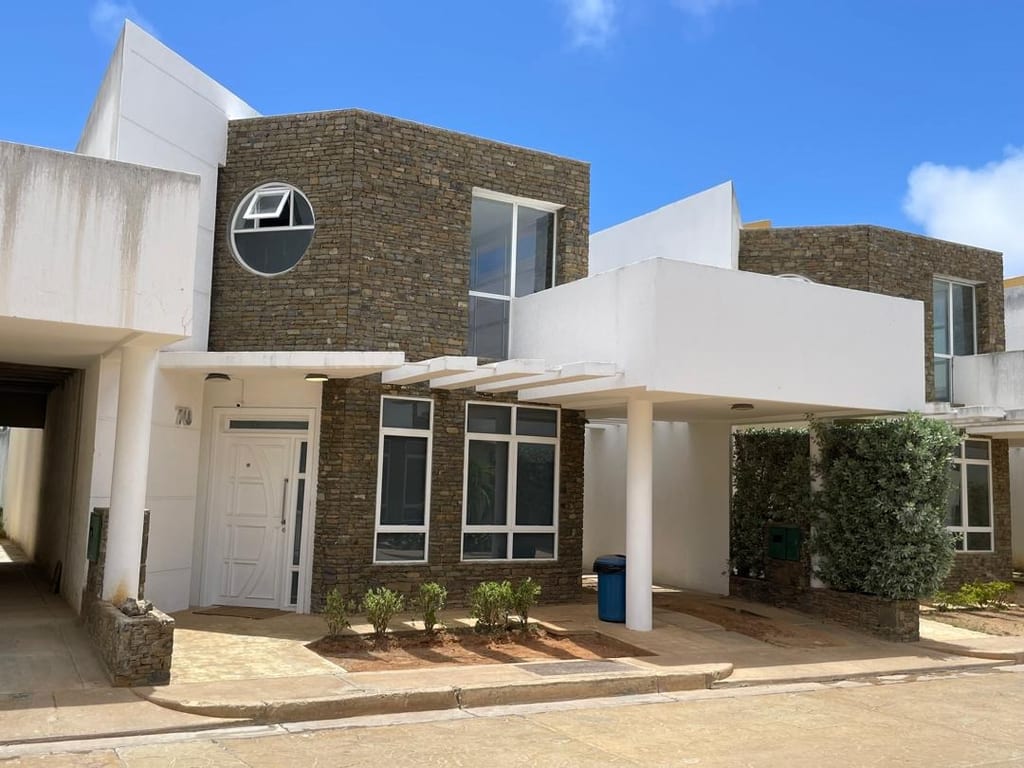 Townhouse en Los Robles, Porlamar - 1