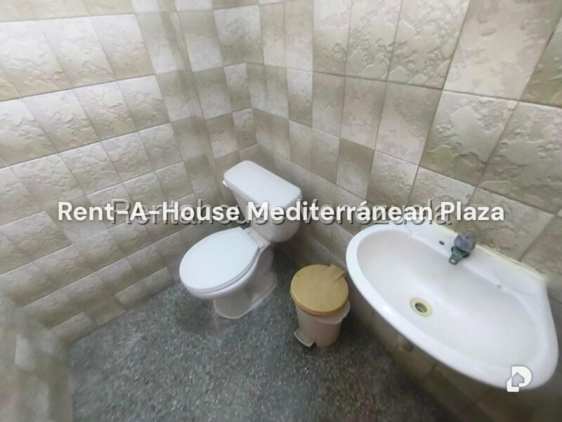 Local comercial en Avenida Cedeno, Valencia – 17