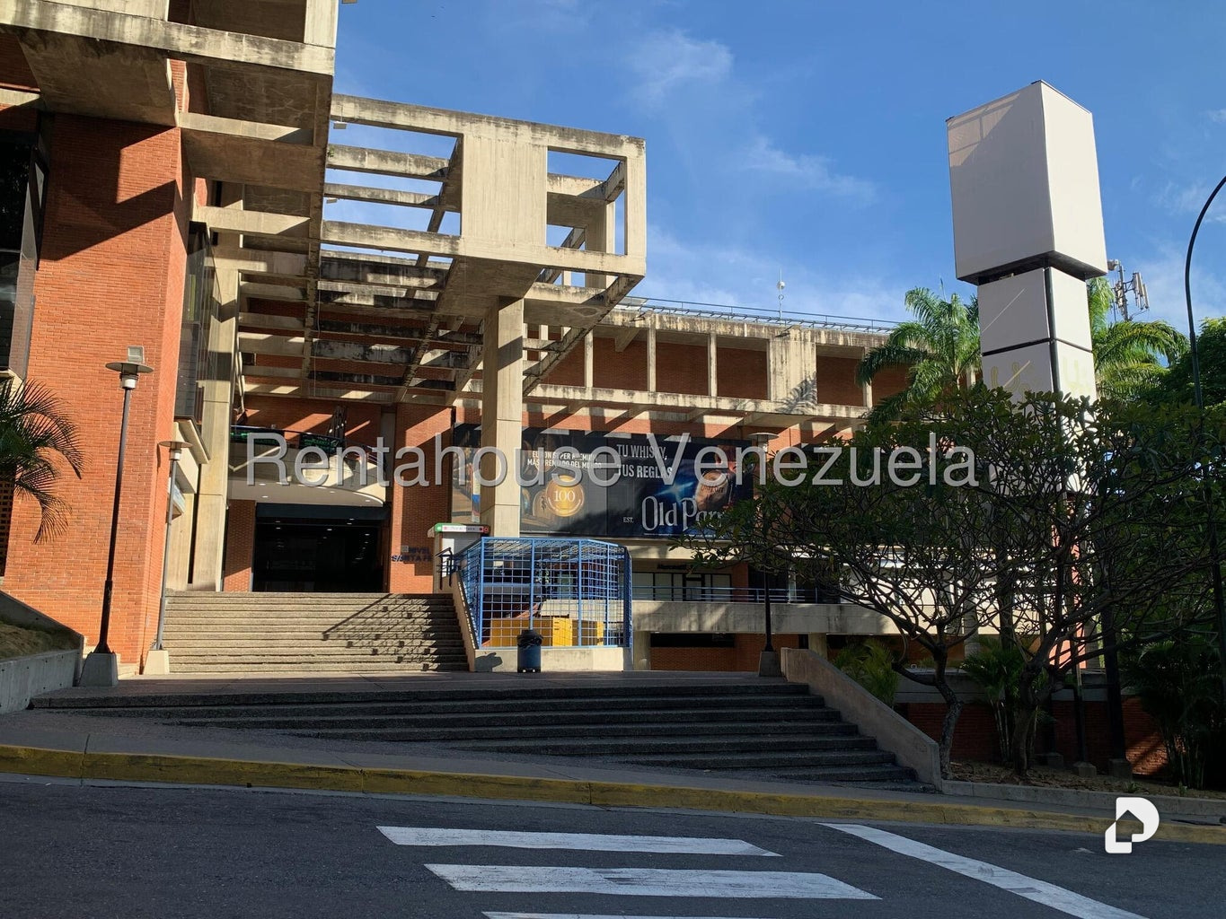 Local comercial en Santa Fe Norte, Caracas – 2