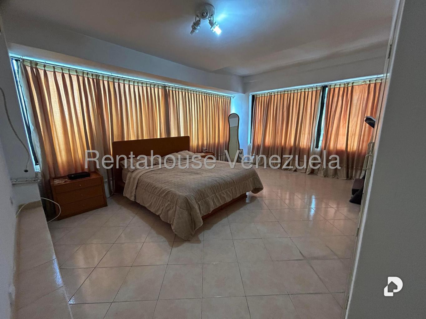 Apartamento en Los Palos Grandes, Caracas – 16