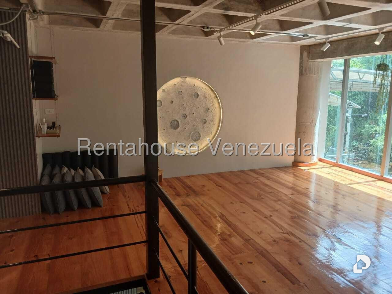 Local comercial en La Trinidad, Caracas – 24
