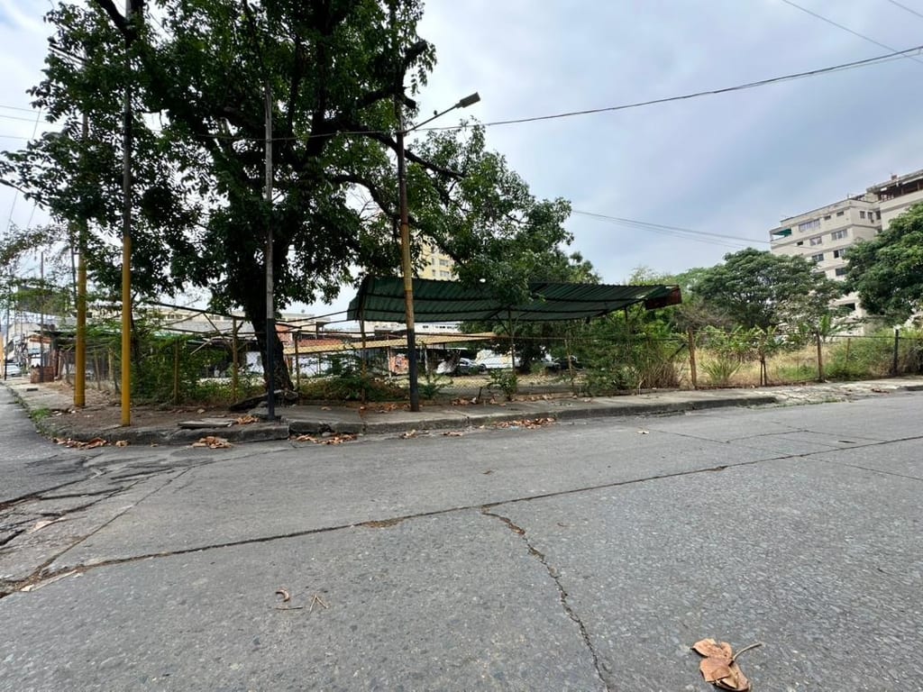 Terreno en Av Bolivar, Valencia - 1