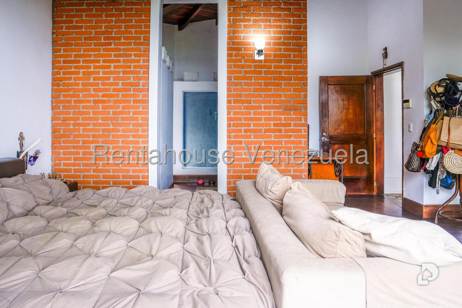 Casa en Oripoto, Caracas – 24