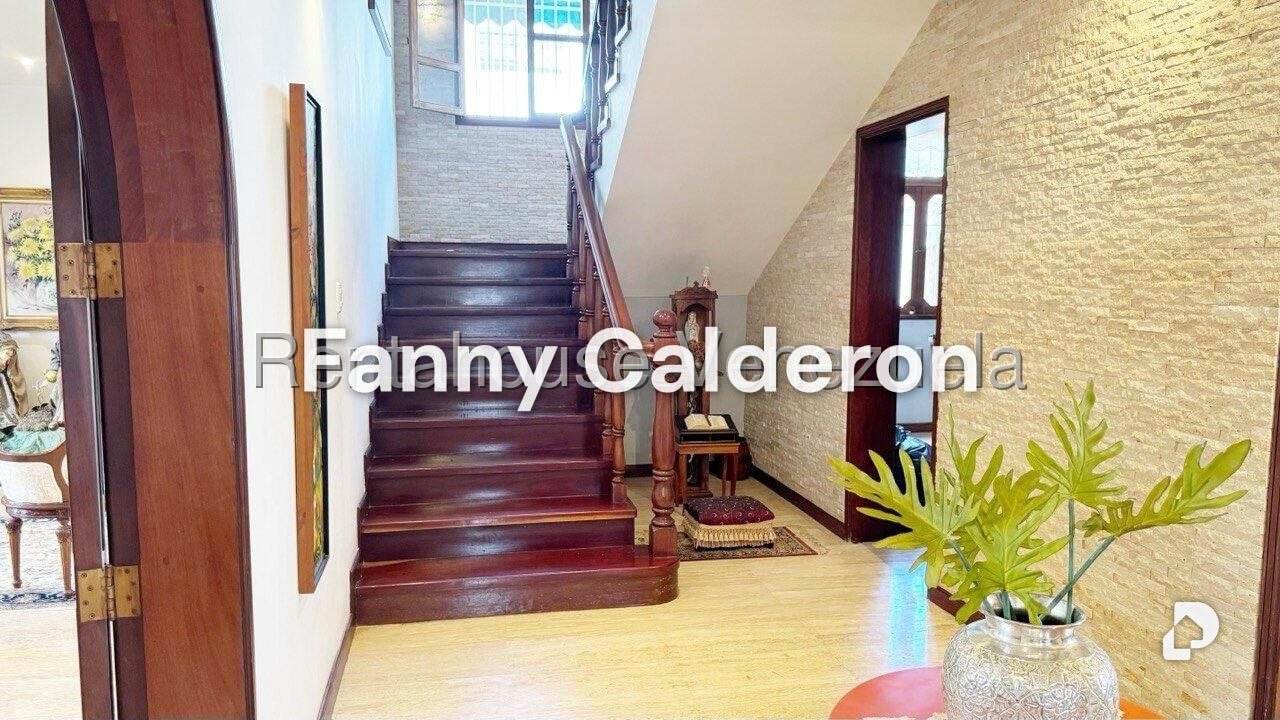 Casa en Lomas de La Lagunita, Caracas – 8