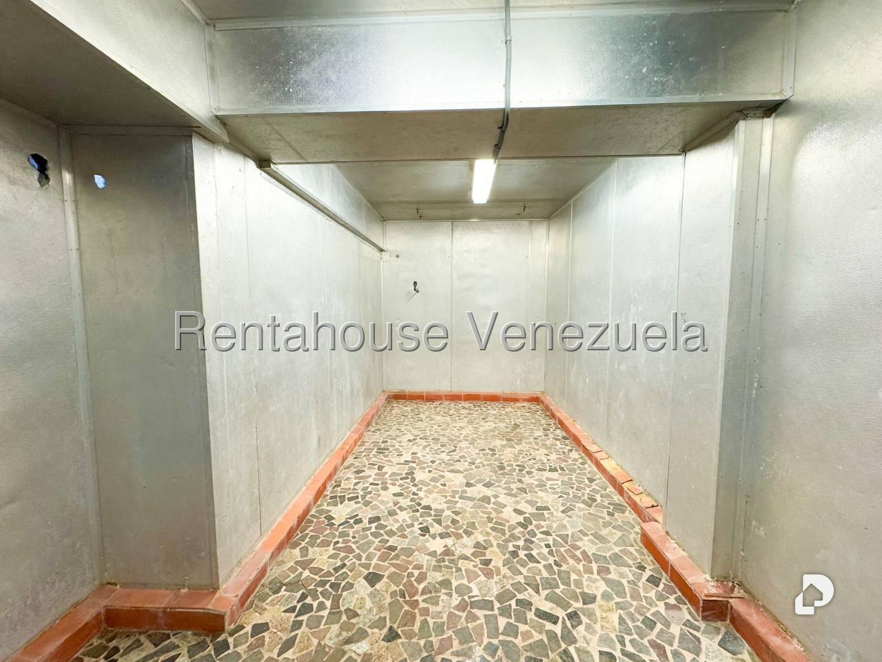 Edificio en La Urbina, Caracas – 15