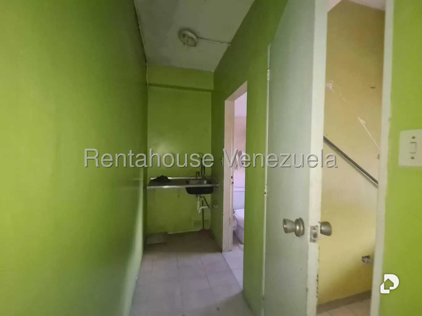 Local comercial en La Urbina, Caracas – 18