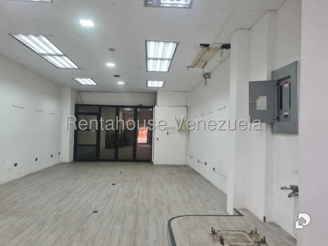 Local comercial en La Urbina, Caracas – 3
