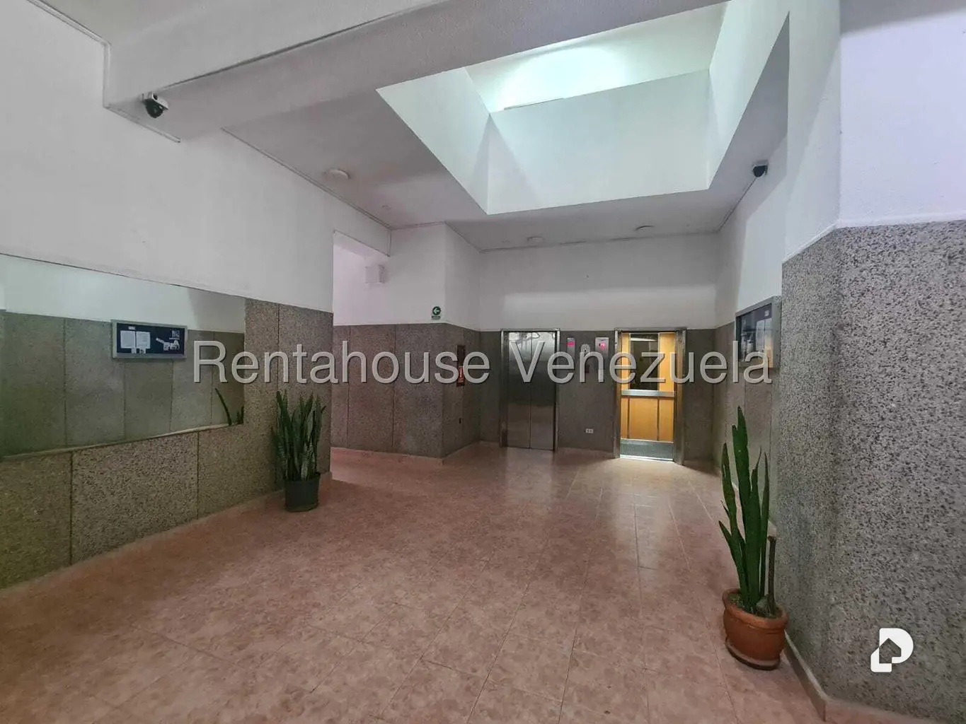 Local comercial en La Urbina, Caracas – 22
