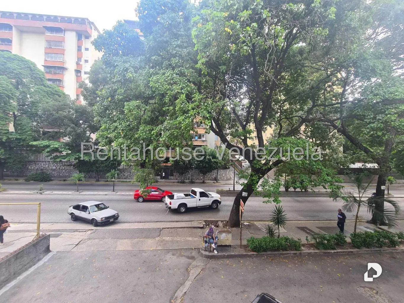 Local comercial en La Urbina, Caracas – 12