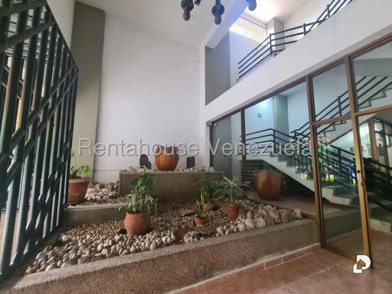 Local comercial en La Urbina, Caracas – 23