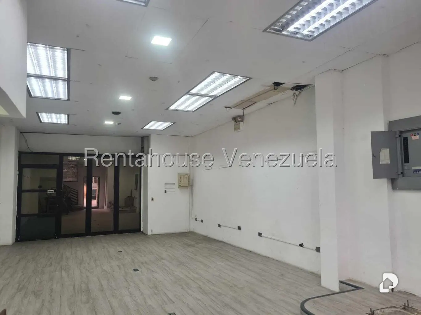 Local comercial en La Urbina, Caracas – 4