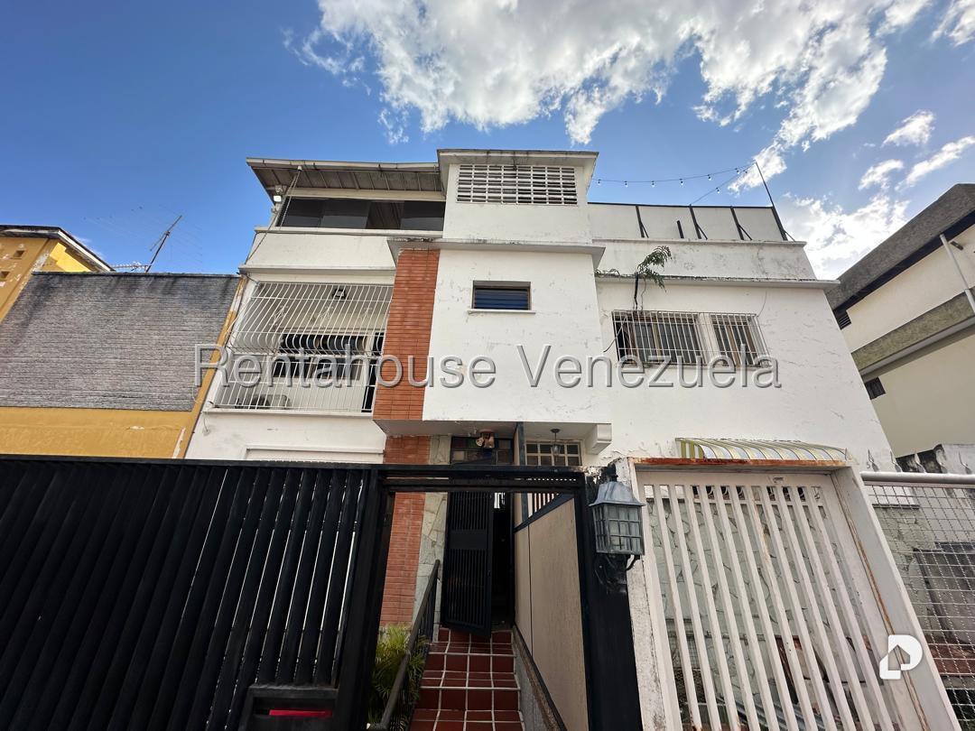 Casa en Colinas de Los Chaguaramos, Caracas – 27