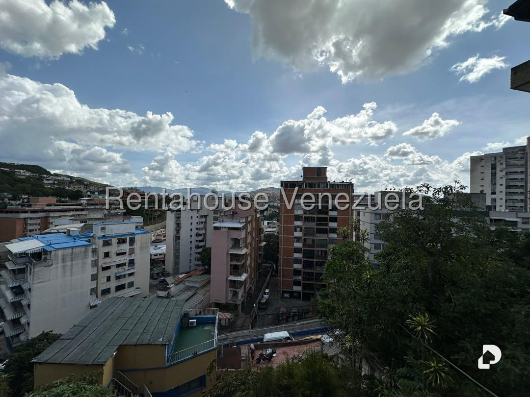 Casa en Colinas de Los Chaguaramos, Caracas – 28