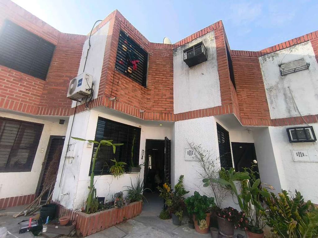 Townhouse en B. Guayabal, Valencia - 1