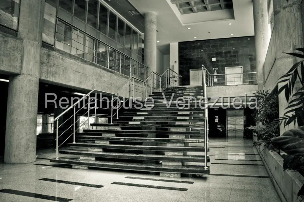 Local comercial en La Trinidad, Caracas - 1