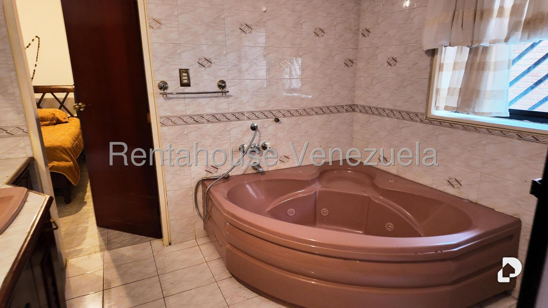 Casa en Lomas de La Lagunita, Caracas – 12
