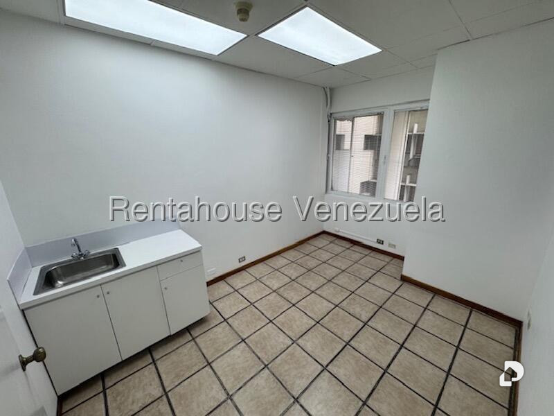 Oficina en Los Palos Grandes, Caracas – 18