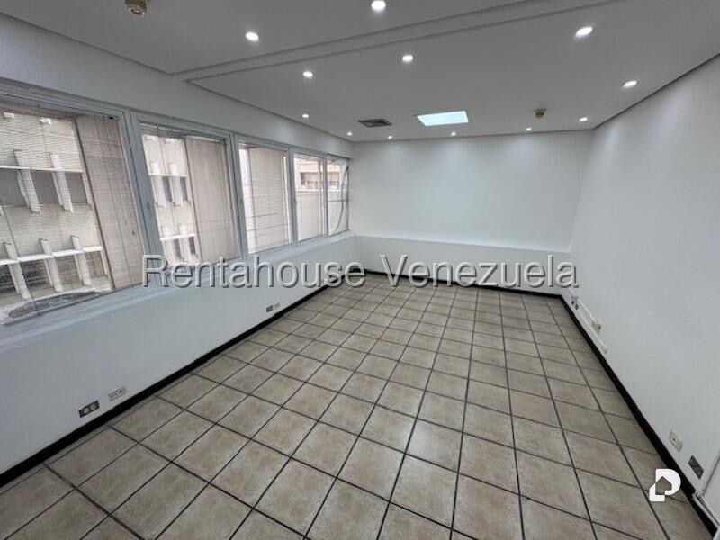 Oficina en Los Palos Grandes, Caracas – 13