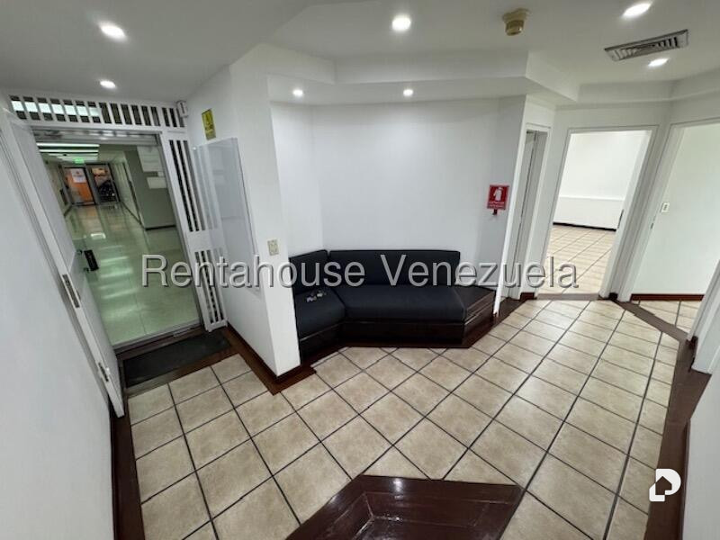 Oficina en Los Palos Grandes, Caracas – 8
