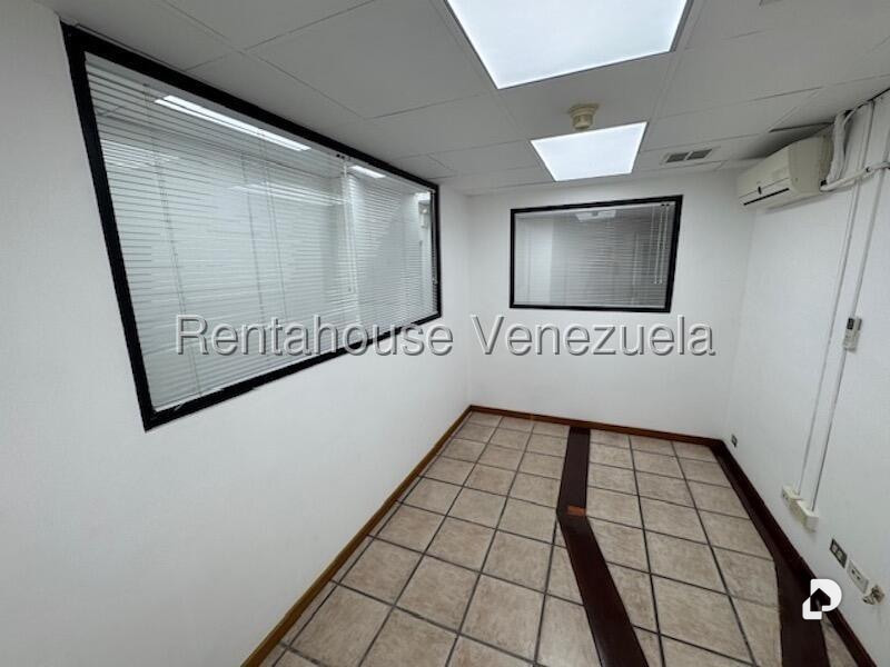 Oficina en Los Palos Grandes, Caracas – 17