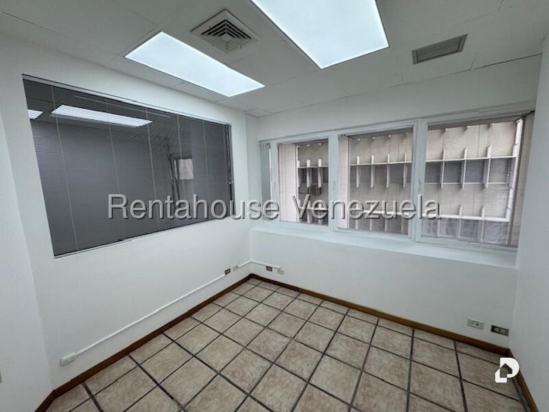 Oficina en Los Palos Grandes, Caracas – 19