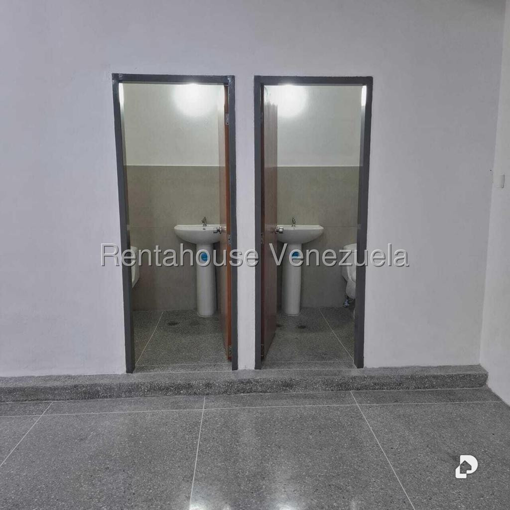 Local comercial en Parroquia La Candelaria, Caracas – 13