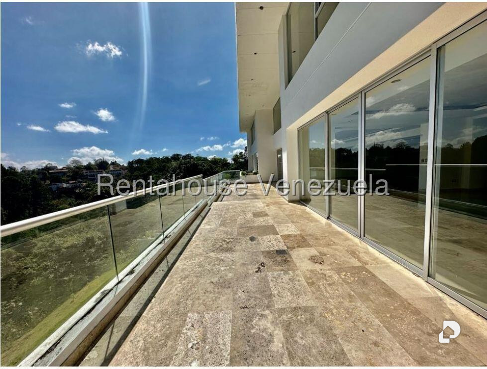 House in La Lagunita Country Club, Caracas – 32