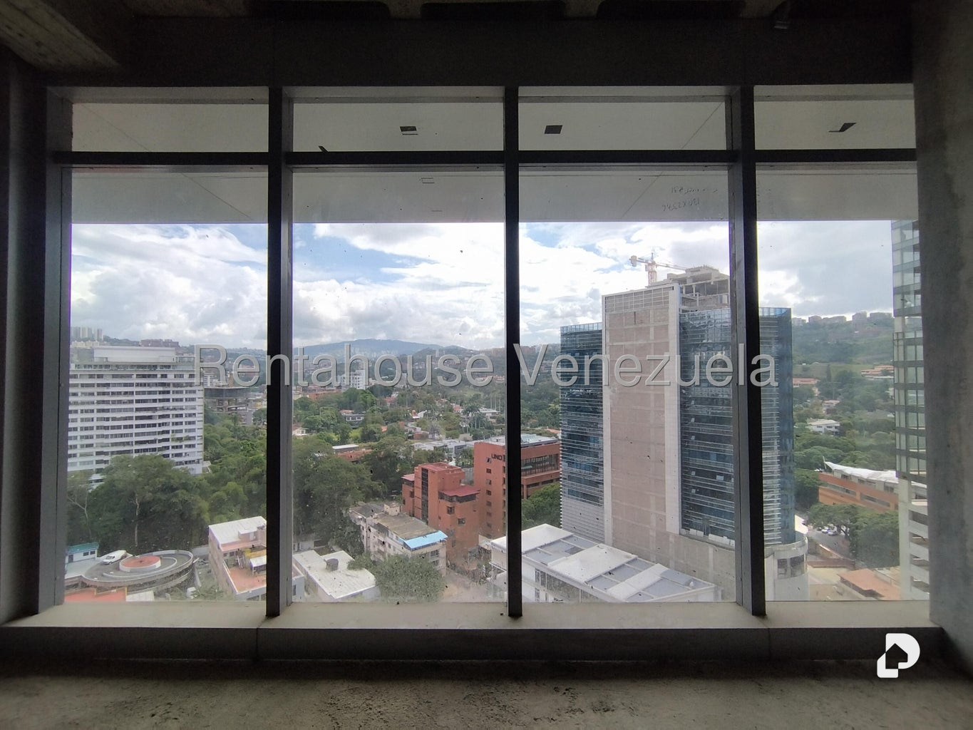 Oficina en Las Mercedes, Caracas – 12