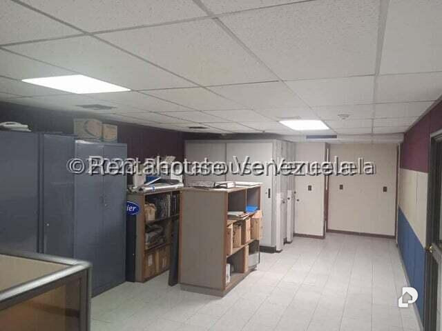 Local comercial en La Urbina, Caracas – 24