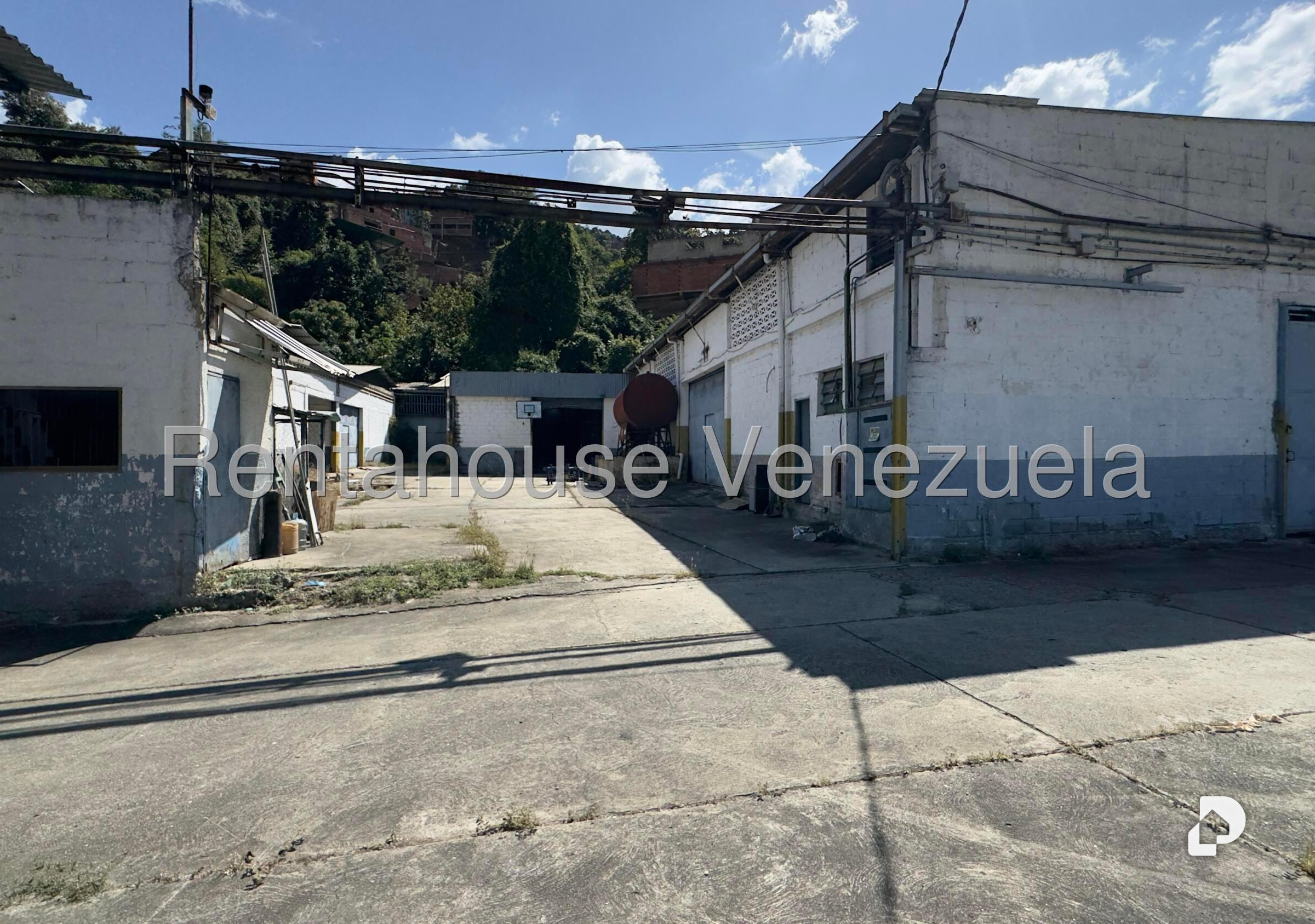Local comercial en Parque Caiza, Caracas