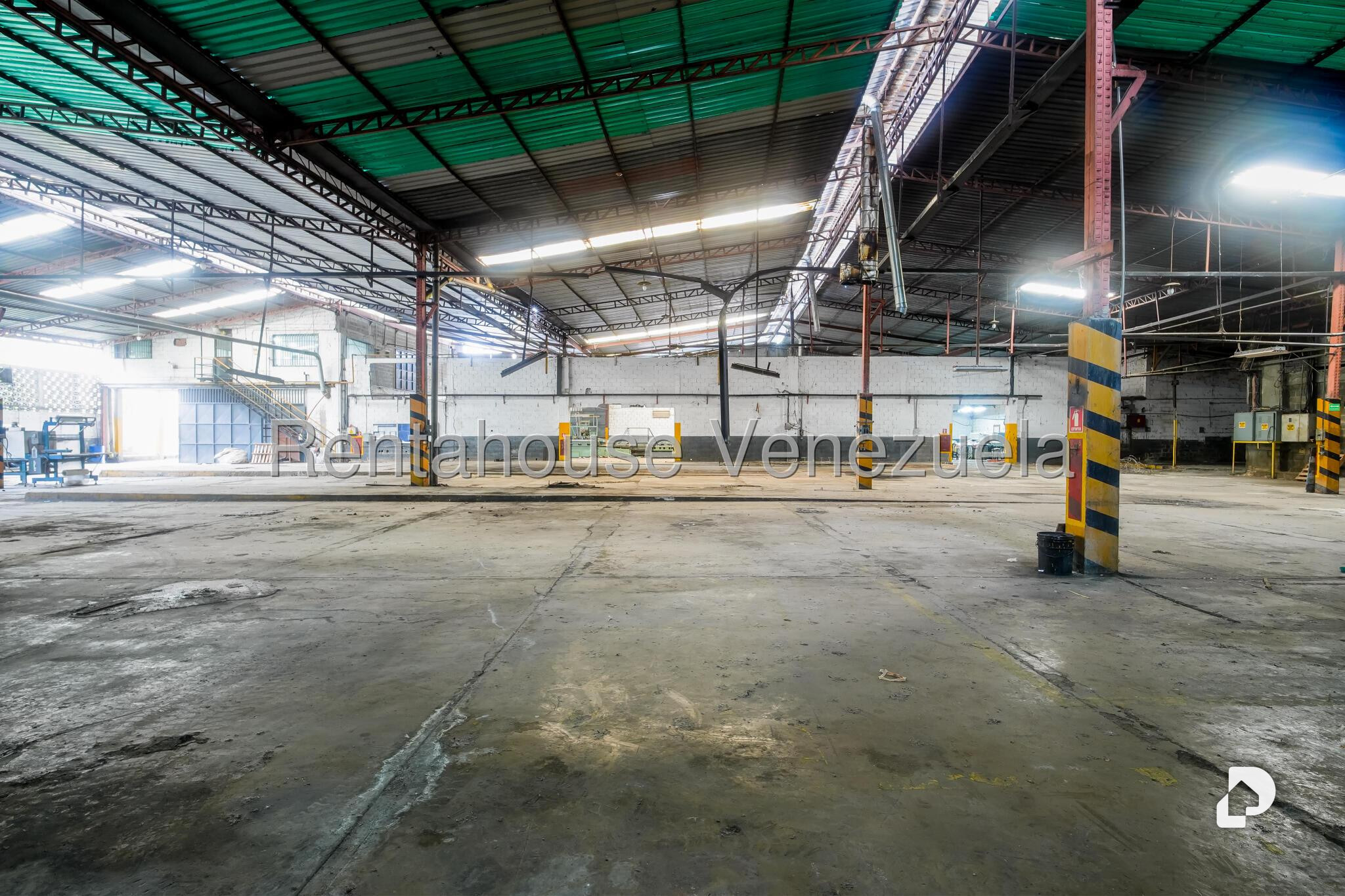 Local comercial en Parque Caiza, Caracas