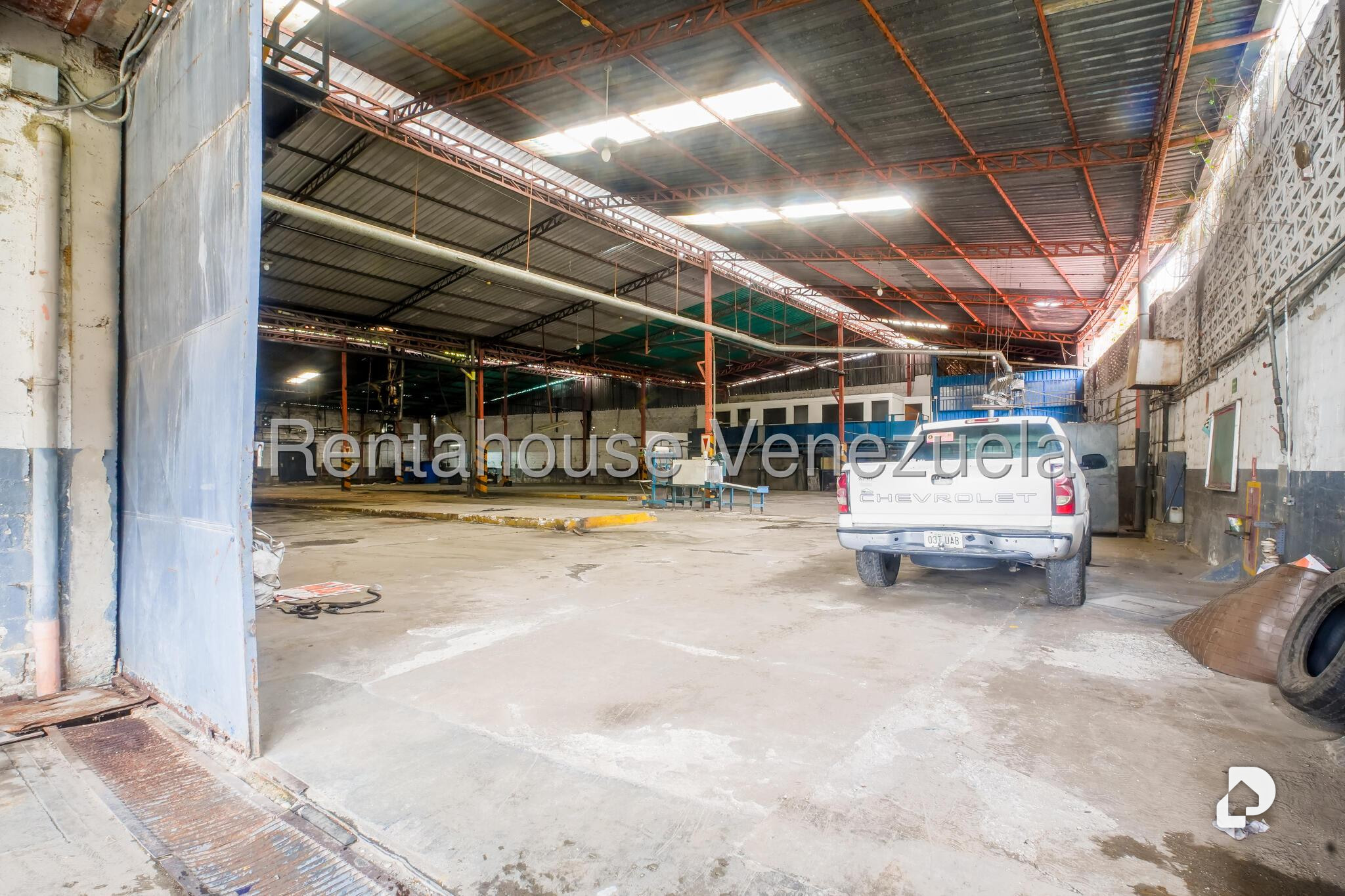 Local comercial en Parque Caiza, Caracas