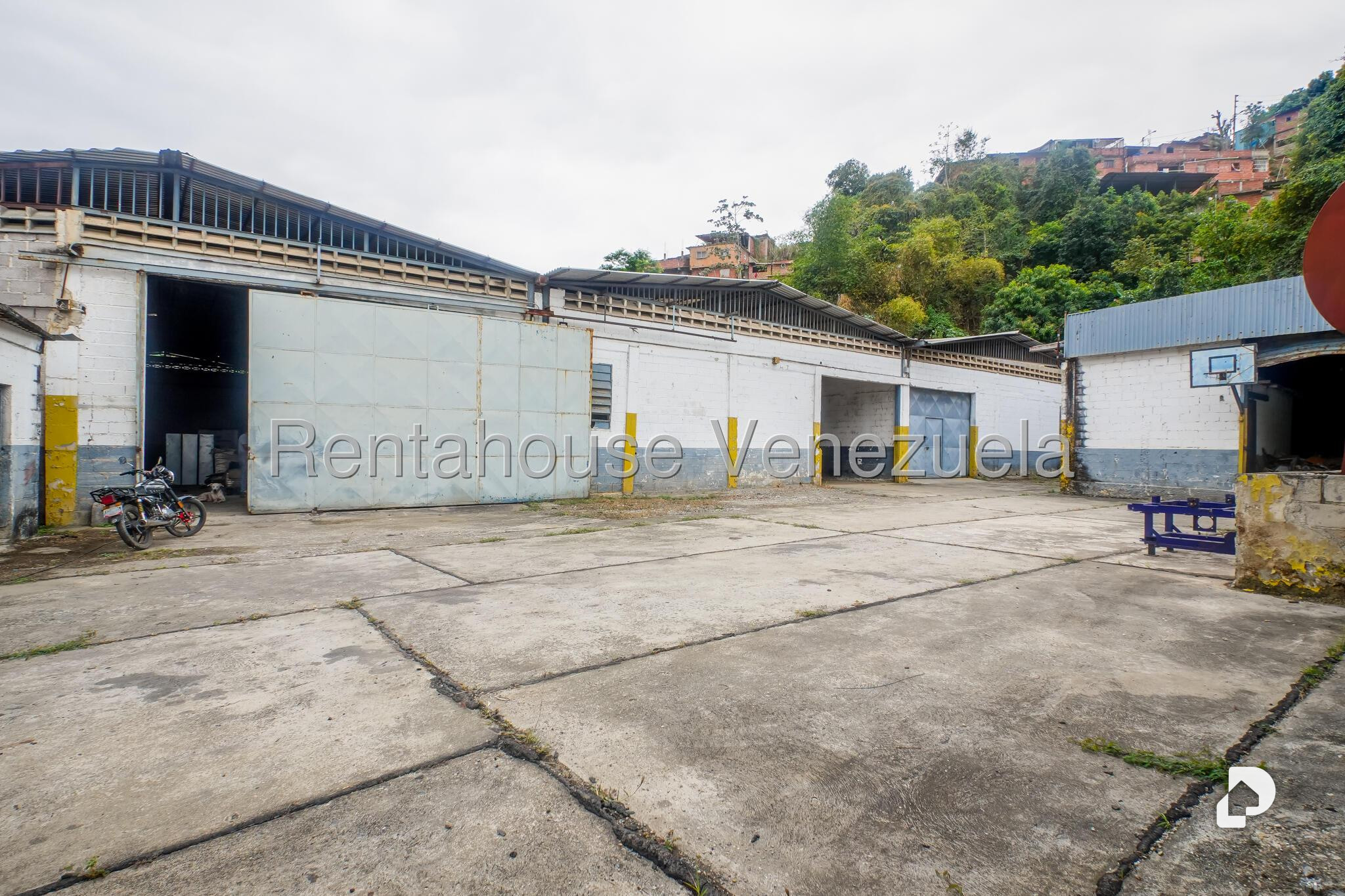 Local comercial en Parque Caiza, Caracas