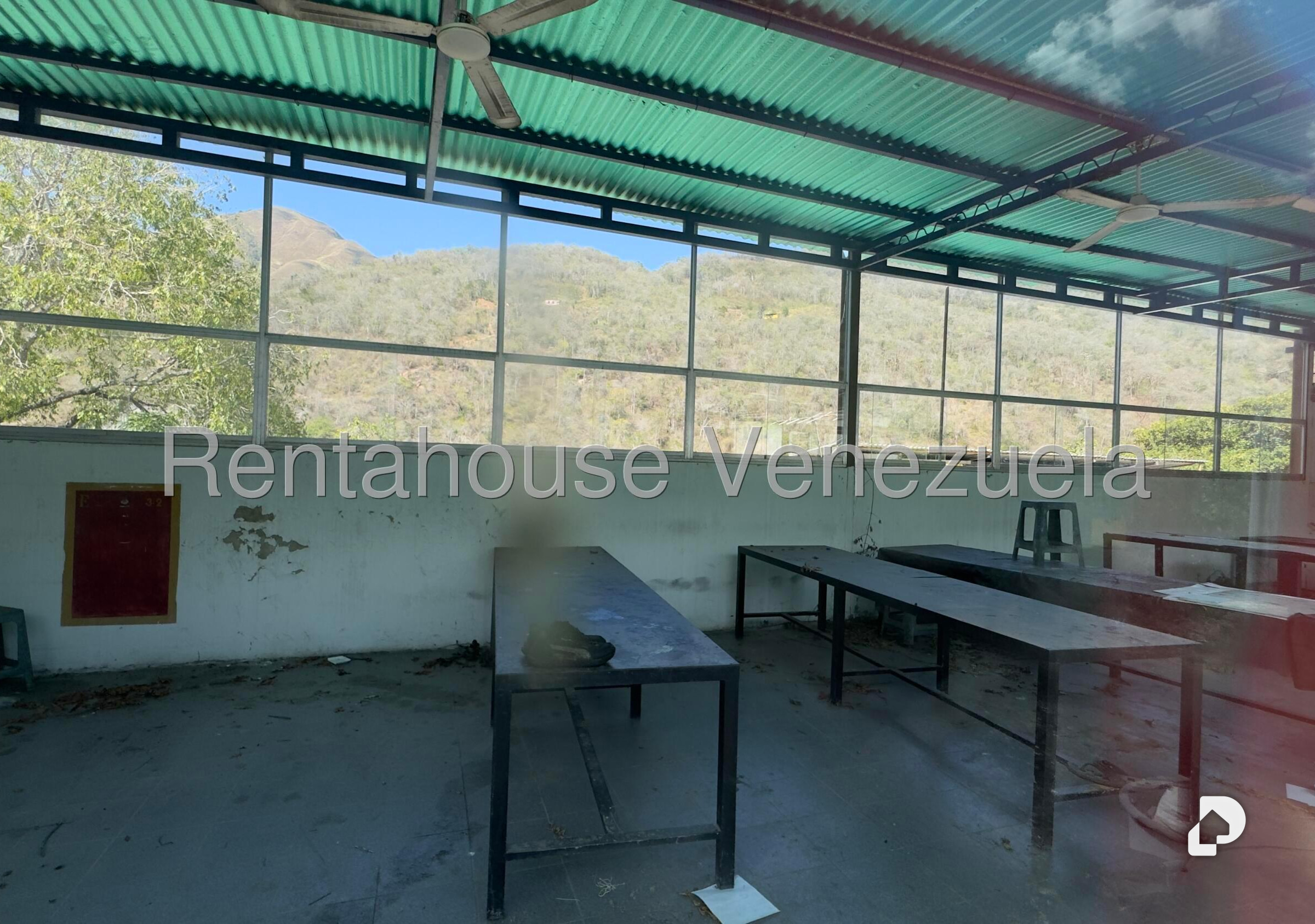 Local comercial en Parque Caiza, Caracas