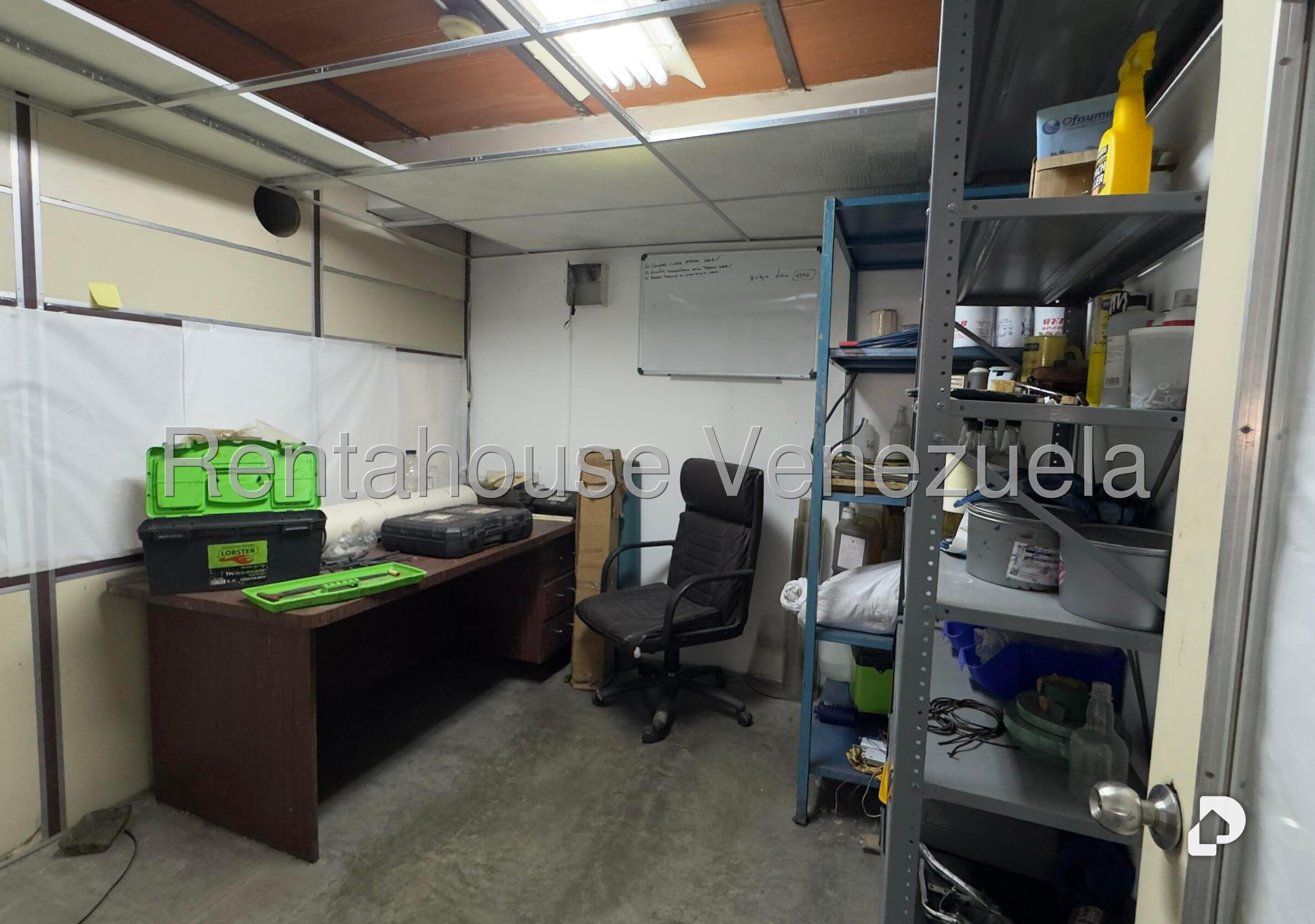 Local comercial en Parque Caiza, Caracas