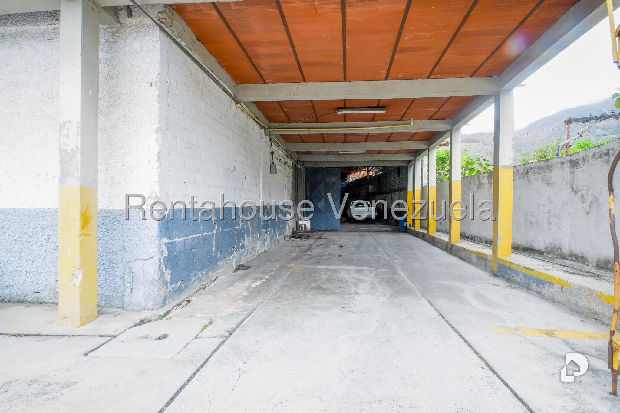 Local comercial en Parque Caiza, Caracas