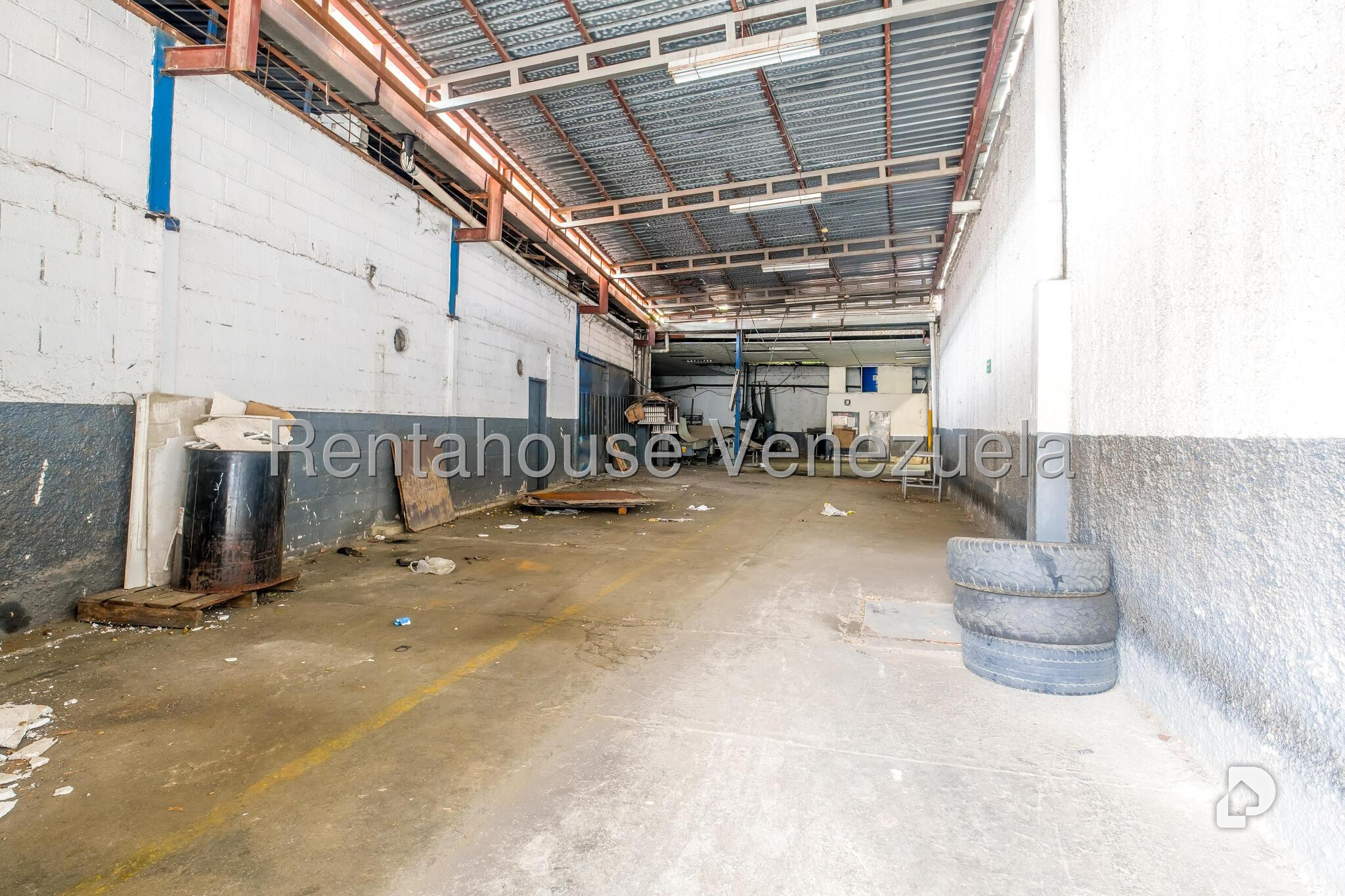 Local comercial en Parque Caiza, Caracas