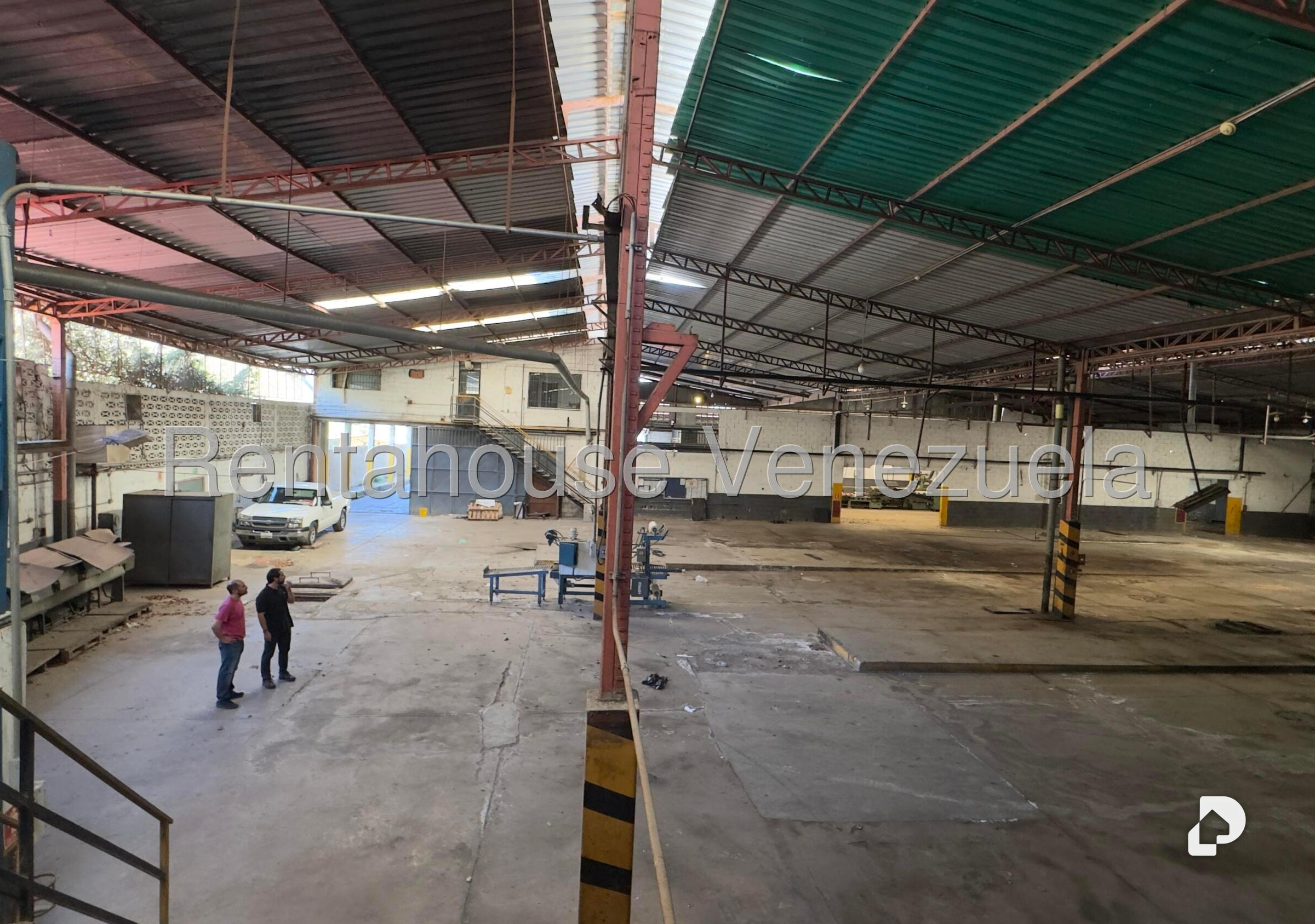 Local comercial en Parque Caiza, Caracas