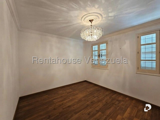 House in Lomas de La Laguntia, Caracas – 12