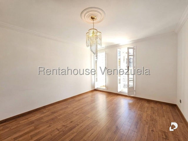 House in Lomas de La Laguntia, Caracas – 18
