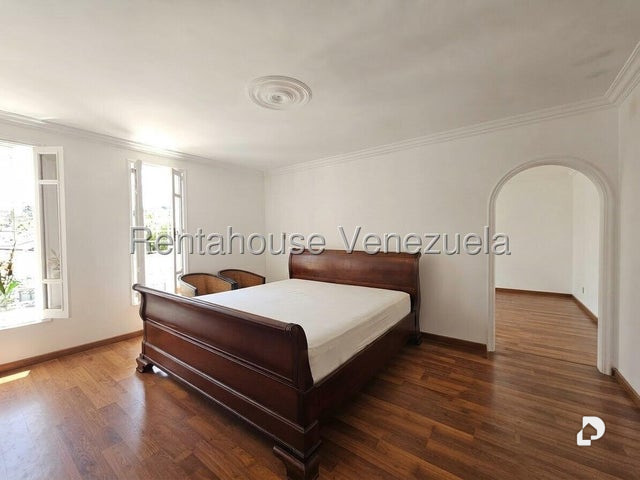 House in Lomas de La Laguntia, Caracas – 16