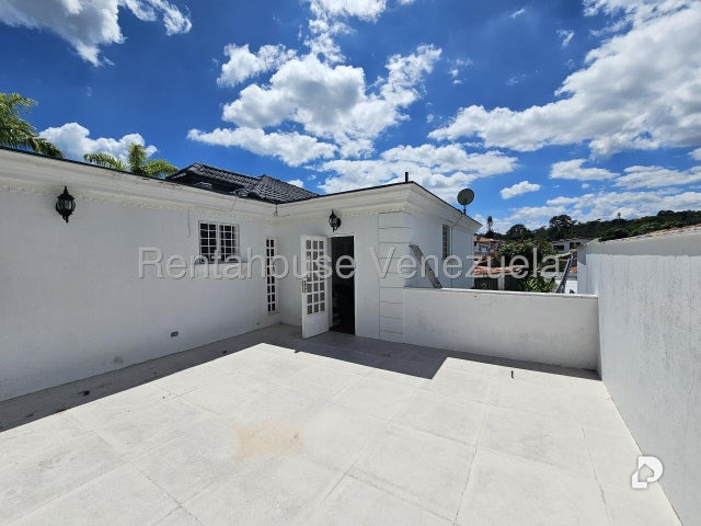 House in Lomas de La Laguntia, Caracas – 19