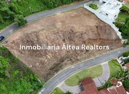 Terreno en Cerro Verde, Caracas – 2