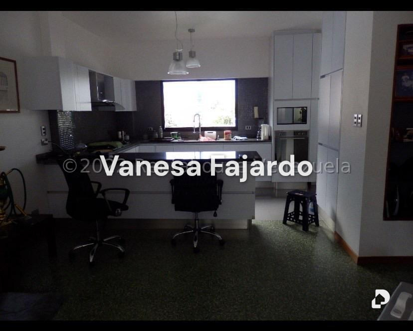 Edificio en La Florida, Caracas – 18