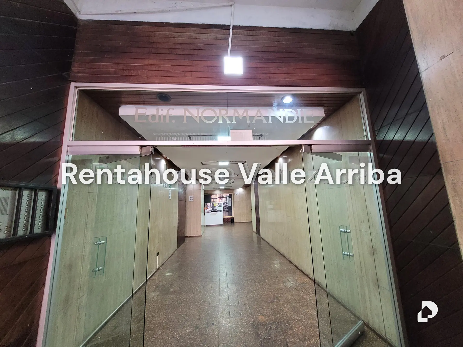 Local comercial en Parroquia La Candelaria, Caracas – 18