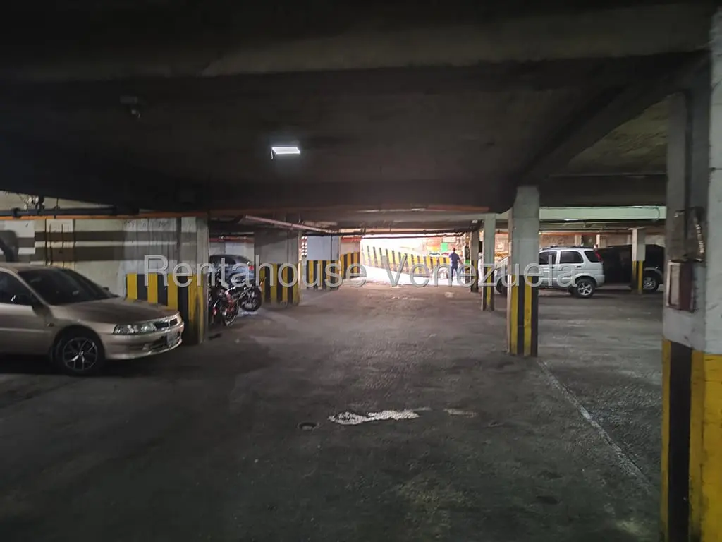Garaje/Estacionamiento en Parroquia Santa Rosalía, Caracas - 1
