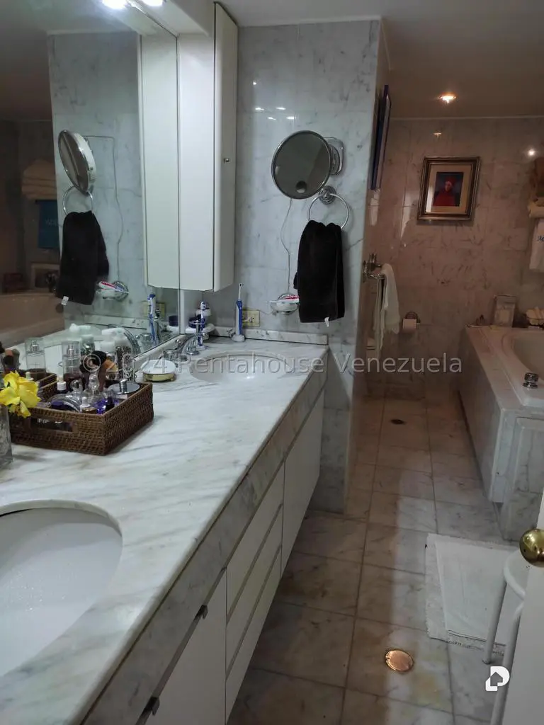 Apartamento en Lomas de La Lagunita, Caracas – 11