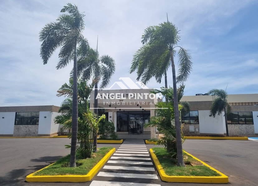 Edificio en Avenida Goajira, Maracaibo - 1