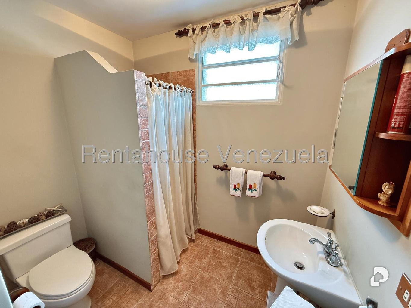House in Lomas De La Trinidad, Caracas – 15