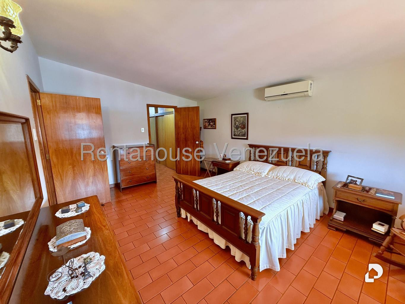 House in Lomas De La Trinidad, Caracas – 25